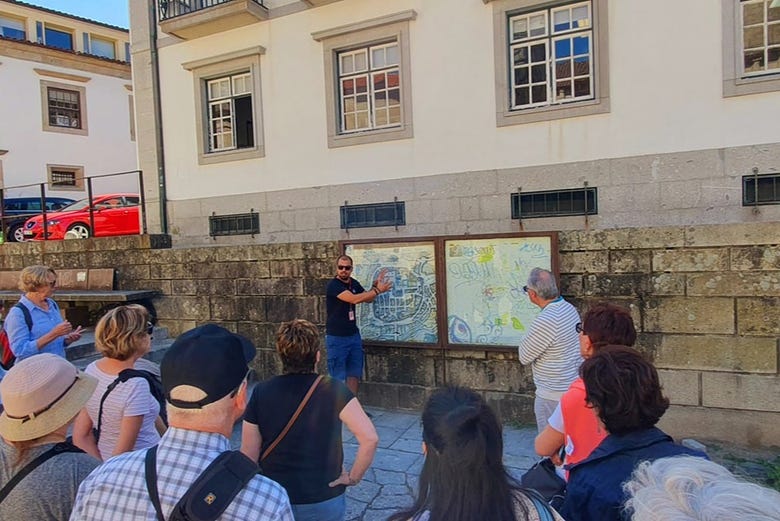 Explaining the history of Braga